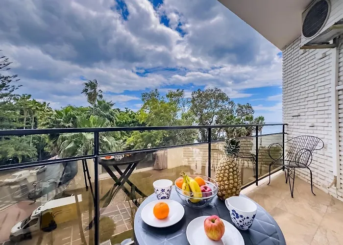 Skol 323 Delightful With Double Terrace, Sea And Park View アパート